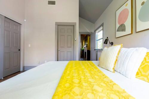 Katil atau katil-katil dalam bilik di Happy Cactus Walkable 2BR by UofA and Parking