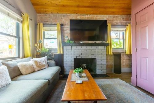 Televisyen dan/atau pusat hiburan di Happy Cactus Walkable 2BR by UofA and Parking