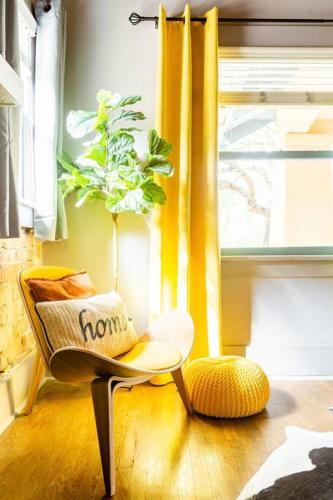 Ruang duduk di Happy Cactus Walkable 2BR by UofA and Parking
