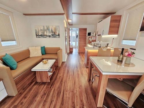 Ruang duduk di Floating sea house - VITAL LUX