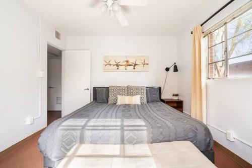 Ένα ή περισσότερα κρεβάτια σε δωμάτιο στο Bright & Airy Near UofA, 2 Min to Banner