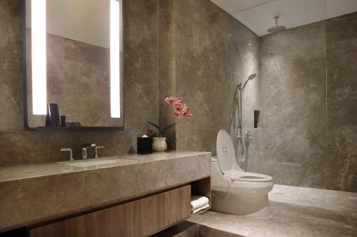 Bilik mandi di Oakwood Suites Kuningan Jakarta