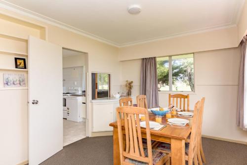 Nhà bếp/bếp nhỏ tại Te Ra Beach House - Paihia Holiday Retreat