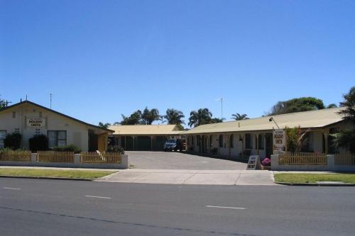 an empty parking lot in front of a building at Lakes Entrance Holiday Units in Lakes Entrance