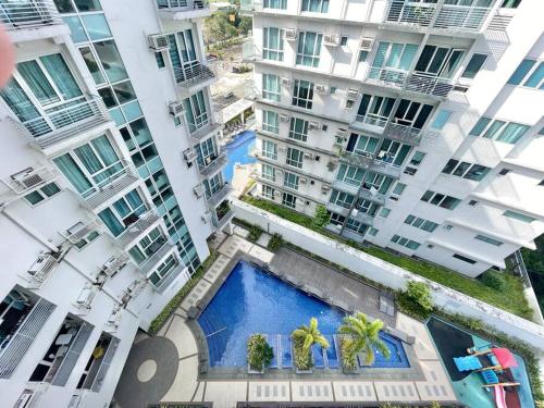 - une vue sur la piscine en face de grands bâtiments dans l'établissement 20 Pool View Studio Bliss, à Cari Mayor