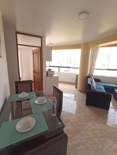 una sala de estar con una mesa y un sofá en Templo Home, en Cusco