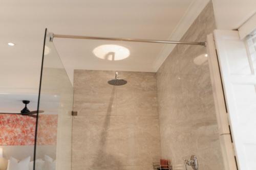 Bilik mandi di Les Chambres Guest House