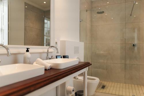 Bilik mandi di Les Chambres Guest House