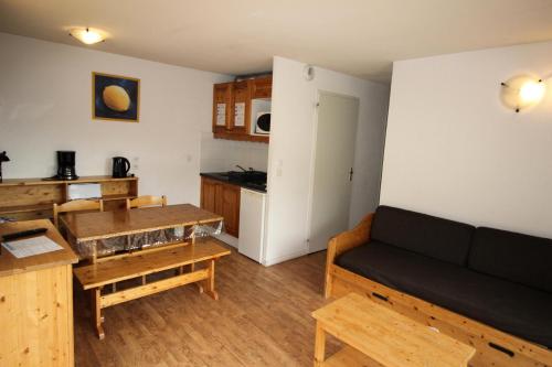 un salon avec un canapé et une table dans l'établissement Chalets De La Vanoise - Les Chalets de la Vanoise-CV1202 MAE-4761, à Villarodin-Bourget