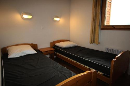 deux lits jumeaux dans une chambre avec fenêtre dans l'établissement Chalets De La Vanoise - Les Chalets de la Vanoise-CV1202 MAE-4761, à Villarodin-Bourget