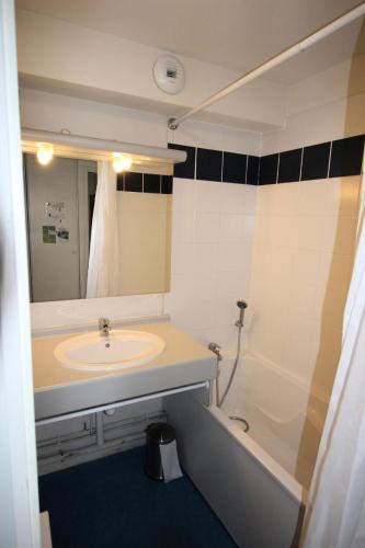 une salle de bain avec un lavabo et une baignoire dans l'établissement Chalets De La Vanoise - Les Chalets de la Vanoise-CV1202 MAE-4761, à Villarodin-Bourget