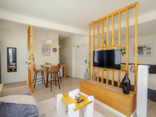 Μια τηλεόραση ή/και κέντρο ψυχαγωγίας στο Cozy studio room for 3 guests at Center-Silom - 5B