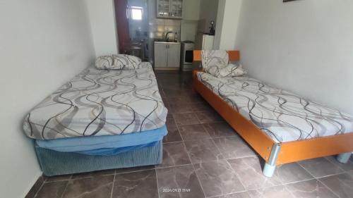 deux lits côte à côte dans une pièce dans l'établissement Apartment Panorama, à Bar