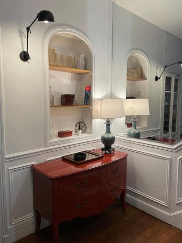 une chambre avec une table et une lampe. dans l'établissement Kak's apartments Paris, à Paris