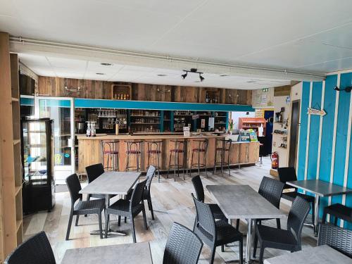 un restaurant avec des tables et des chaises et un bar dans l'établissement Hôtel Bar Restaurant La Marie Galante, à Saint-Georges-dʼOléron