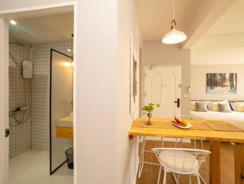 Ένα ή περισσότερα κρεβάτια σε δωμάτιο στο Cozy studio for 3 guests in the heart of Silom - 3B