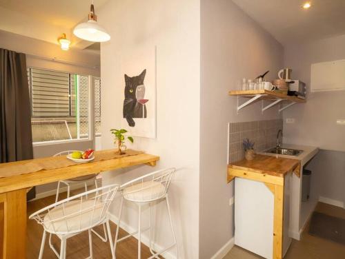 Η κουζίνα ή μικρή κουζίνα στο Cozy studio for 3 guests in the heart of Silom - 3B