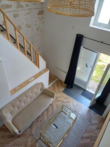 un salon avec un canapé et un escalier dans l'établissement T3 le caoulet, 3 pers, 3lits, wifi, climatisation, à Foulayronnes