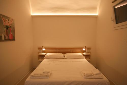 a small bedroom with a bed with two towels on it at Il Carrubo in Procida