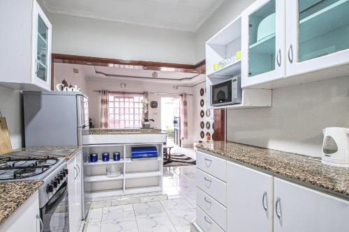 Kuchyň nebo kuchyňský kout v ubytování North Manor Nakuru