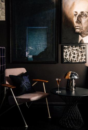 a living room with a chair and a table at Libertine Lindenberg in Frankfurt/Main