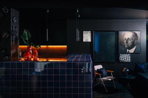a kitchen with a blue tile counter in a room at Libertine Lindenberg in Frankfurt/Main