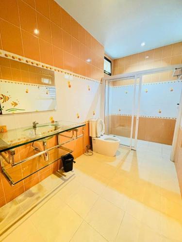 a bathroom with a toilet and a sink and a shower at ชิลชิลขนอมพูลวิลลา in Ban Thong Ching