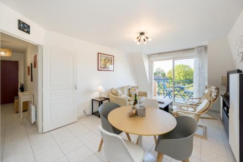un salon avec une table et des chaises dans l'établissement Magnolia Bleu - Appt 61 m2 pour 4 avec parking, à Plouha