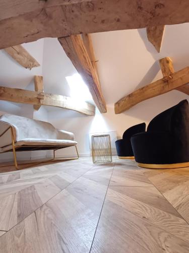 - un salon avec des plafonds en bois, un banc et des chaises dans l'établissement T3 B, Le caoulet, 2 chambres, 3pers, wifi, parking, à Foulayronnes