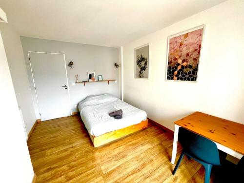 Postel nebo postele na pokoji v ubytování Les quais, Vue fleuve, Proche Gare & Parking Privé