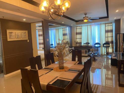 Χώρος καθιστικού στο Elegant 2BR, 2 BA Suite Beside Eastwood Mall