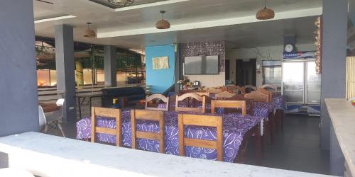 uma sala de jantar com uma mesa roxa e cadeiras em Dolphin Bay Resort Puerto Galera em San Isidro