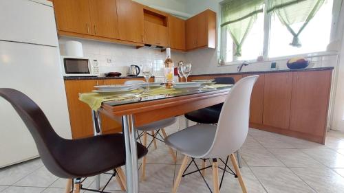 Una cocina o cocineta en Apapis House