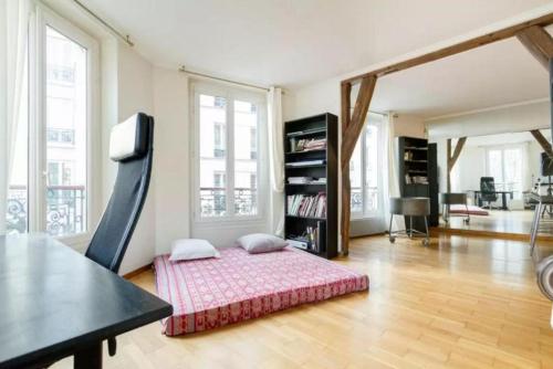 un salon avec un lit et une télévision dans l'établissement Appartement Paris Centre Vavin2, à Paris