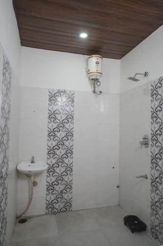 Bilik mandi di Hotel Parmanand Garden
