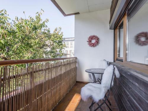 a balcony with a table and chairs at Suite Spielberg in Fieberbrunn