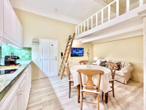 - une cuisine et une salle à manger avec une table et un canapé dans l'établissement Èrsextius, MJD, Aix-en-Provence, à Aix-en-Provence