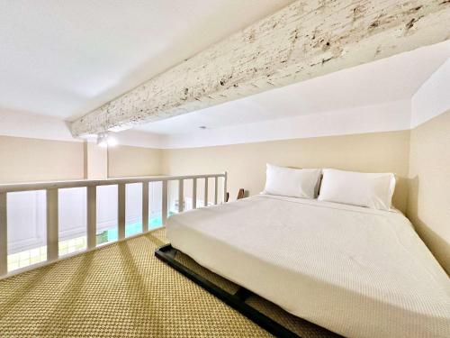 une chambre avec un lit et un balcon dans l'établissement Èrsextius, MJD, Aix-en-Provence, à Aix-en-Provence