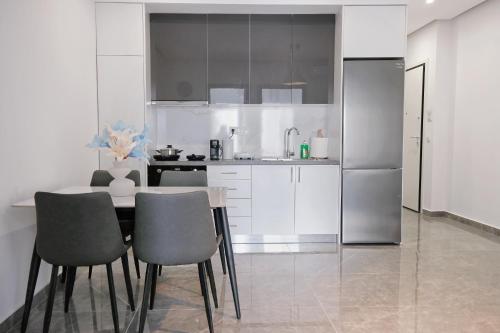 Η κουζίνα ή μικρή κουζίνα στο Cozy Home With Cooking Near Tram