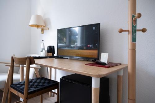 a desk with a computer monitor on top of it at Hotel Sonne in Bad Homburg vor der Höhe