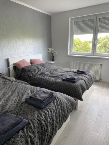 Postel nebo postele na pokoji v ubytování Torony Apartman Hódmezővásárhely