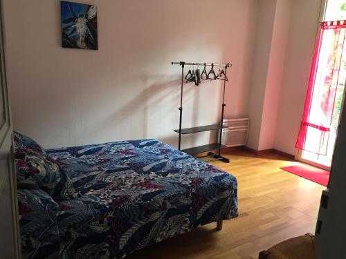 une chambre avec un lit dans une pièce dans l'établissement Appartement rez de jardin calme proche centre ville, à Luchon