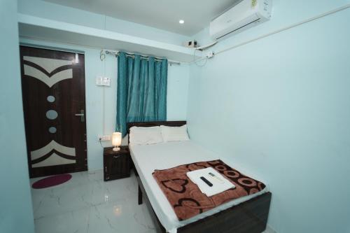 a bedroom with a bed in a room at Hotel Ramlalla Palace in Ayodhya