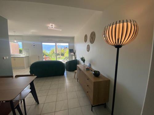 - un salon avec un canapé et une lampe de chevet dans l'établissement Au Bonheur des Roses, parking, terrasse & jardin, à Veyrier-du-Lac