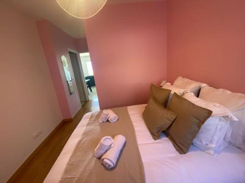 une chambre avec un lit avec deux pantoufles dessus dans l'établissement Au Bonheur des Roses, parking, terrasse & jardin, à Veyrier-du-Lac