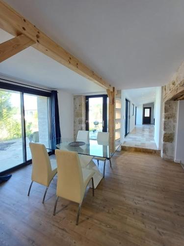 maison avec jardin 4 pers, 2 lits, billard, wifi, clim