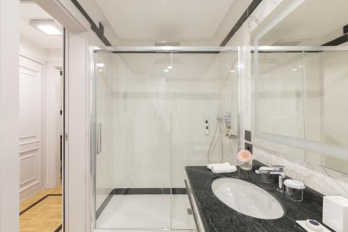 Bilik mandi di Grand Hotel Parker's