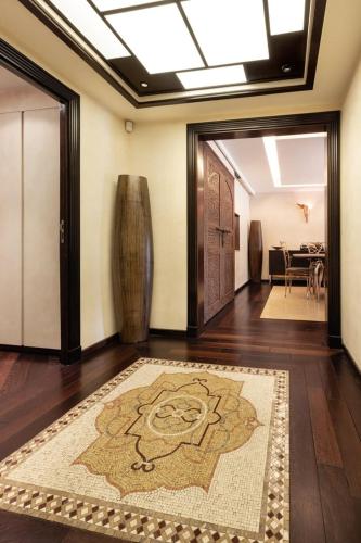 un couloir avec un tapis au sol et une salle à manger dans l'établissement Suite Jam - Superbe Appartement à Cannes, à Cannes