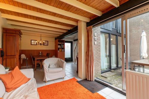 Coin salon dans l'établissement Welcome in - Vakantiehuisje Nr 86, Op een vakantiepark met zwembad, ruime en zonnige tuin