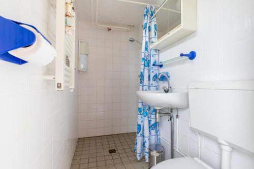 Salle de bains dans l'établissement Welcome in - Vakantiehuisje Nr 86, Op een vakantiepark met zwembad, ruime en zonnige tuin